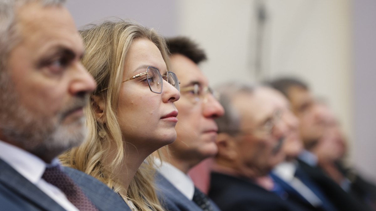 Самарская область вошла в топ 10 по научно технологическому развитию Губернатор Вячеслав Федорищев подвел итоги социально экономического развития региона в числе которых рассказал о развитии промышленного производства и инновационных технологий Самарской области в 2025 году Одной из главных тем стала поддержка предприятий и сохранение рабочих мест Глава региона отметил что Самарская область по объему привлеченных средств в рамках нацпроекта Эффективная и конкурентная экономика является одним из лидеров среди субъектов России На 3 года с 2025 по 2027 более 3 млрд рублей Самарская область уверенно сохраняет ведущие позиции среди промышленных регионов страны По объему промпроизводства мы занимаем 10 место в России и 2 место в ПФО Ожидаем что в целом за год объем отгрузки составит около 2 8 трлн рублей подчеркнул Вячеслав Федорищев Кроме того в этом году стартовало промышленное производство автомобилей семейства LADA ISKRA Также презентовали новый городской кроссовер LADA AZIMUT производство которого начнется в III квартале 2026 Для поддержки АВТОВАЗа мы принимаем ряд мер Но главное нам удалось сохранить трудовой коллектив предприятия Мы обеспечили временными рабочими местами 25 тысяч работников АВТОВАЗа и предприятий смежников находящихся под угрозой увольнения отметил глава региона Также ввели 36 займов на сумму свыше 845 млн рублей для предприятий региона В этом году большое внимание уделено развитию перспективных технологий В сентябре 2025 года создан Институт беспилотной авиации и беспилотных мобильных систем на базе Тольяттинского государственного университета В рамках проекта развивается научно производственный центр испытаний и компетенций в области технологий БАС расположенный в Особой экономической зоне Тольятти На базе центра реализуются технологические проекты 70 компаний резидентов из 24 регионов страны Среди достижений запущено первое в России производство литий ионных аккумуляторных батарей и осуществляется изготовление отечественных комплектующих для систем БАС По итогам рейтинга сформированного Минобрнауки России в 2025 году регион вошел в топ 10 по научно технологическому развитию Вячеслав Федорищев выделил три ведущих университета региона В 2025 году на софинансирование программ развития 3 ведущих вузов Самарского государственного медуниверситета Самарского университета и Тольяттинского госуниверситета из областного бюджета было выделено свыше 134 млн рублей В 2026 году в рамках программы Приоритет 2030 эти три вуза получат более 1 млрд рублей Регион уверенно входит в тройку лидеров по инновационной активности Так Технопарк Жигулевская долина представляющий сразу четыре ключевых федеральных института развития за 2025 год привлек более 630 миллионов рублей грантовой поддержки Особый акцент нашей работы развитие инвестиционной среды Общий объем инвестиций в этом году превысит 600 млрд рублей это на 30 млрд рублей больше уровня 2024 Также на сегодняшний день реализовано более 300 инвестпроектов из которых 26 завершены отметил губернатор пресс служба правительства ГТРК Самара MAX lВК lОК lСАЙТ