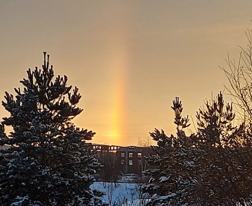 В Перми замечена зимняя вертикальная радуга Сегодня днем в Перми заметили необычное явление эффект гало Он похож на зимнюю вертикальную радугу Это оптическое явление появляется из за преломления и отражения солнечного света ледяными кристаллами в воздухе Существует множество типов гало но все они вызваны ледяными кристаллами в перистых облаках в верхних слоях тропосферы на высоте 5 10 км В октябре в Перми было замечено еще более редкое явление лунное гало Оно выглядит как светящийся диск окружающий Луну и возникает также из за преломления света проходящее через кристаллы льда в перистых облаках Подписаться на Интересную Пермь в ТГ в МАХ