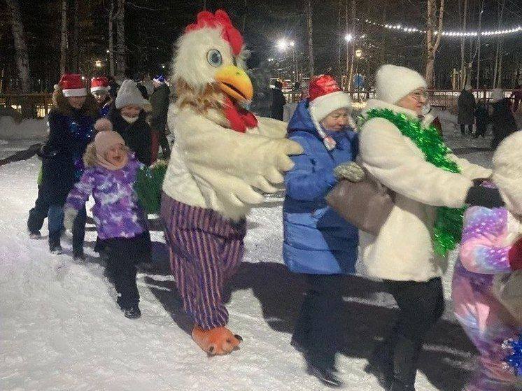 В Стрежевом состоялся новогодний забег в маскарадных костюмах    Горожане пришли на забег в костюмах Деда Мороза, Снегурочки. По парку также бежали пираты, Баба-яга, цыганочка, жираф, дракон.     Подписаться   Прислать нам новость