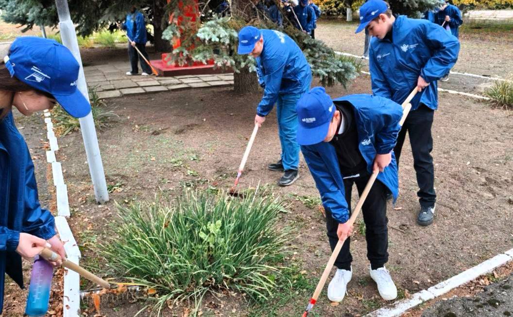 Молодёжь Хлебодаровки от уборки мемориала к изучению истории Ученики Хлебодаровской Школы Чаплинского района приняли активное участие в проекте Путь молодёжи двух морей Важным этапом стало благоустройство мемориала Герою Советского Союза Ивану Денисовичу Кудре в селе Хлебодаровка Ребята не только привели памятник в порядок но и познакомились с историей его создания и героизмом защитников малой родины Это событие демонстрирует как современная молодёжь ценит историческое наследие бережно сохраняет память и ответственно смотрит в будущее