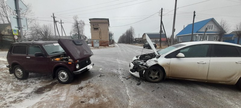 Вчера утром в городе Южа на улице Серп и Молот водитель автомобиля «Рено Сандеро», не справившись с управлением, выехал на полосу встречного движения и столкнулся с ВАЗ 21124, которым управляла 38-летняя женщина. В результате ДТП женщина-водитель ВАЗ получила ушиб коленки, но от госпитализации отказалась.  Также в Юже на улице Серова произошло ещё одно ДТП. 28-летняя женщина на автомобиле «Опель Астра», поворачивая на перекрестке, столкнулась с ВАЗ 212140, который двигался во встречном направлении и тоже поворачивал. За рулём ВАЗ находился 55-летний мужчина. В результате аварии оба водителя получили ушибы. Двухлетний ребёнок, который находился в «Опеле» на заднем сиденье в детском кресле, получил телесные повреждения и был доставлен в медицинское учреждение.    ГИБДД   Подписаться   Прислать новость