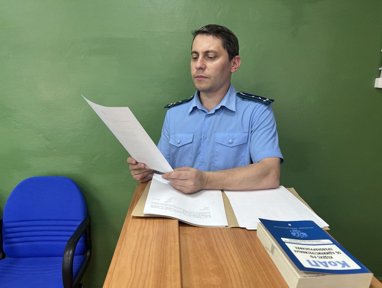 5    5  9   В Колпашевском районе Томской области по инициативе прокуратуры должностное лицо городской администрации оштрафовано за нарушение порядка рассмотрения обращения Колпашевская городская прокуратура Томской области провела проверку исполнения законодательства о порядке рассмотрения обращений граждан   Установлено что в мае 2025 года руководитель коммерческой организации обратился в администрацию Колпашевского городского поселения по вопросу возмещения понесенных в связи с обслуживанием станции обезжелезивания расходов Однако это обращение почти 3 месяца оставалось без разрешения ответ на него дан лишь на 89 ый день   Прокуратура возбудила в отношении ответственного должностного лица городской администрации дело об административном правонарушении по ст 5 59 КоАП РФ нарушение порядка рассмотрения обращений граждан По результатам его рассмотрения виновный оштрафован на 5 тыс рублей