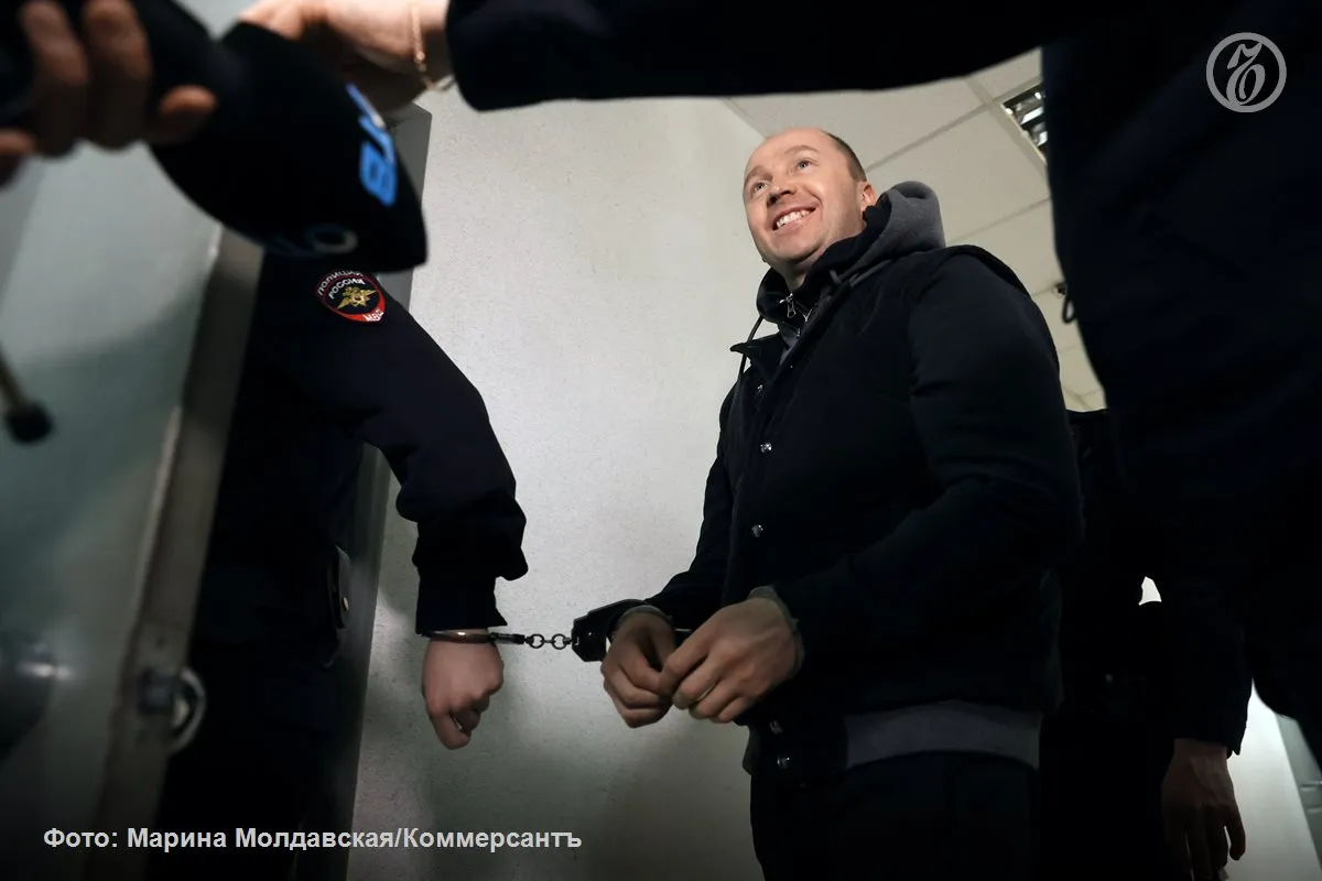 Экс начальника управления экономической безопасности и противодействия коррупции УЭБиПК ГУ МВД по Свердловской области Андрея Дьякова выпустили по УДО Такое решение вынес Тагилстроевский районный суд Нижнего Тагила Напомним в прошлом году его признали виновным в злоупотреблении полномочиями и получении взяток Андрея Дьякова приговорили к 4 годам колонии строгого режима Рассмотрев материалы дела заслушав доводы осужденного и его защитника а также мнения представителей ИК и прокуратуры которые не возражали против удовлетворения ходатайства суд принял решение об его удовлетворении сообщили Ъ Урал в пресс службе судов Свердловской области Постановление в законную силу не вступило Подписывайтесь на Ъ Урал в MAX VK Telegram