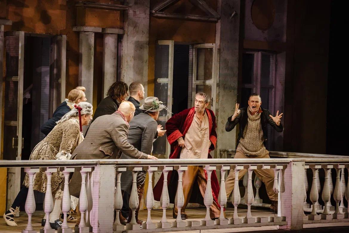 Более 800 курян посетили премьеру столичного Ревизора Постановку Табакерки смотрели также гости амфитеатра на Полугоре и порядка 6 5 тысяч зрителей онлайн из всех районов Курской области а также ДНР Крыма Екатеринбурга Тулы и даже Санкт Петербурга и Москвы Перед спектаклем по просьбе художественного руководителя Московского театра Табакова и исполнителя роли Городничего в пьесе Владимира Машкова всех приветствовал губернатор Александр Хинштейн Смеяться не только можно но и нужно в том числе и над собой Александр Евсеевич рассказал что несмотря на то что он уже видел Ревизора в Москве несколько лет назад на курской земле этот сюжет открылся совершенно по новому Для курян сюжет написанный почти 200 лет назад к сожалению очень и очень актуален Но все мы знаем что в жизни как и в постановке тот кто мошенников над мошенниками обманывал в конечном итоге сам становится обманутым сказал глава региона Актёров провожали бурными овациями а в ходе трансляции в соцсетях более 400 комментариев с благодарностью организаторам за возможность увидеть спектакль онлайн Фото из соцсетей Александра Хинштейна Подписывайтесь на ГИ в МАХ