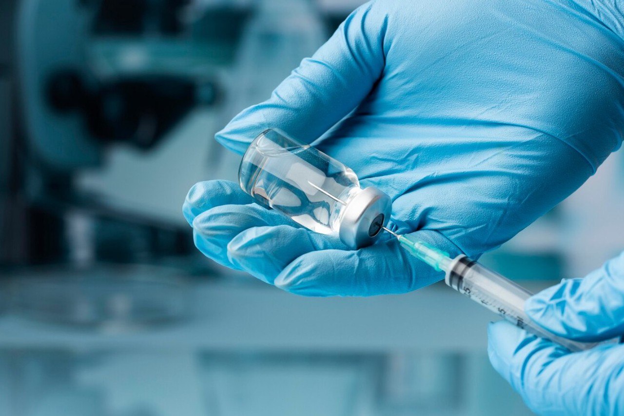 Инновационное лекарство от рака впервые поступило в больницы России Отечественный препарат Ракурс 223Ra предназначенный для лечения онкологических заболеваний уже прошел регистрацию Совсем скоро им смогут воспользоваться пациенты российских медучреждений сообщили в ФМБА В основе разработки радионуклид радий 223 Препарат предназначен для лечения определенных видов онкологических заболеваний преимущественно при метастазах в костях Препарат отличается тем что накапливается в костной ткани воздействуя на опухоль и метастазы при этом почти не задевая здоровые клетки При этом Ракурс 223Ra также снимает болевой синдром   Подпишитесь на Абзац TG VK Дзен MAX Rutube