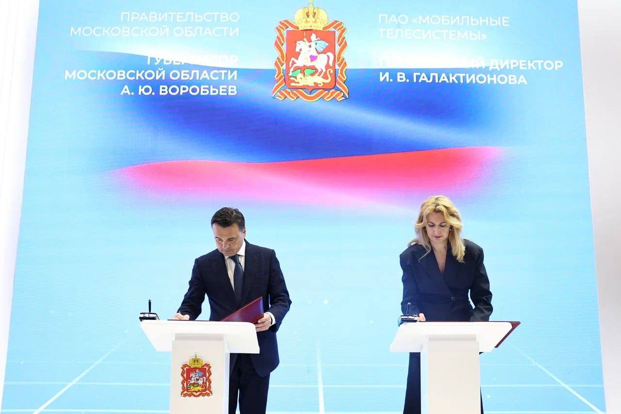 И еще несколько соглашений Подмосковья на ПМЭФ Подмосковье и Сбер будут реализовывать цифровые проекты с использованием ИИ в сфере здравоохранения. Уже в этом году планируют запустить расшифровку анализов с помощью искусственного интеллекта. Также ИИ от Сбера сможет анализировать электронные медкарты и помогать врачам в постановке диагноза. Компания «1C» поможет внедрять современные цифровые решения в сферу госуправления, в том числе и в ведение бухучета. С мобильным оператором «МТС» — о развитии телекоммуникационной и ИТ-инфраструктуры в регионе. Так, компания планирует запустить в Наро-Фоминске большой дата-центр и провести цифровизацию индустриальных парков области. С АО «Health & Nutrition» — о расширении производства молочной продукции. Компания планирует расширить производство йогурта в Чехове и провести модернизацию оборудования. Объем инвестиций — 390 млн рублей.