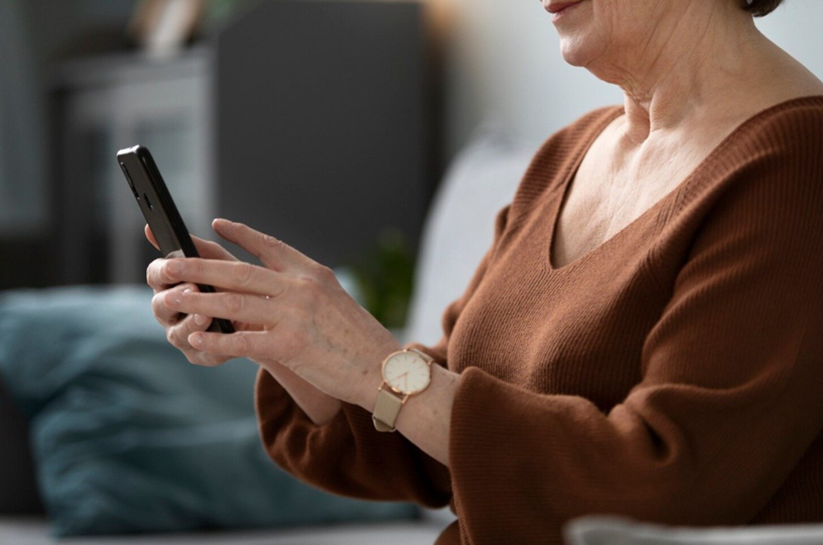 Комсомольчанка сообщила о бомбе чтобы избавиться от шумных соседей Женщина позвонила в полицию и сообщила об опасном устройстве в подъезде Сотрудники быстро приехали на место однако ничего не обнаружили Оказалось что таким образом комсомольчанка решила ускорить приезд полиции так как ей мешал шум от соседей В итоге на нее завели уголовное дело по статье о заведомо ложном сообщение об акте терроризма   Будь в курсе событий везде ОК VK MAX