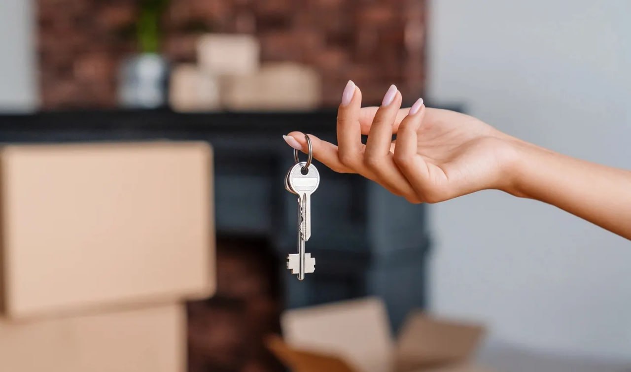 В Госдуме предложили увеличить налоговый вычет за покупку жилья в 2 5 раза Сейчас максимальный размер имущественного налогового вычета при покупке или строительстве жилья составляет 2 млн рублей а при уплате процентов по ипотеке 3 млн При ставке НДФЛ 13 это позволяет вернуть налоги в размере 260 тыс рублей за покупку или строительство и 390 тыс рублей за проценты по ипотеке Депутаты считают что такие нормы не соответствуют современным экономическим условиям так как размер вычета был установлен 10 лет назад А за это время средняя цена на первичку выросла примерно в 2 5 раза Поэтому подчёркивают авторы инициативы на такую же величину и стоит повысить выплаты Подписаться на truekpru Читать нас в MAX