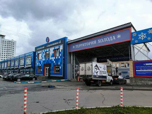 Новости Челябинска На челябинском хладокомбинате в центре города случилась утечка аммиака Вечером 13 мая сильный запах чувствовался на пересечении проспекта Ленина и 3 Интернационала долетали запахи и до других центральных улиц Сотрудники предприятия сами заметили утечку и устранили ее рассказали в минэкологии но часть газа все таки расползлась по территории возле хладокомбината Сейчас авария устранена никто не пострадал 74 ру Мы в MAX Подписаться Прислать новость
