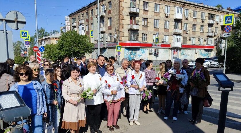 Профсоюзные лидеры ЛНР возложили цветы к памятникам, связанным с трудовыми подвигами ⁠ Профсоюзные лидеры Луганщины в честь Праздника Весны и Труда возложили цветы к памятникам, связанным с трудовыми подвигами. Об этом сообщила пресс-служба Федерации профсоюзов ЛНР.  «1 мая представители Федерации профсоюзов ЛНР, отраслевых республиканских профсоюзов и первичных профорганизаций возложили цветы к памятнику „Труженику Луганщины“ — символу Человека труда, памятнику Клименту Ворошилову — основателю профсоюзного движения на Луганщине, памятнику литейщику, который посвящен рабочим и мастерам литейного дела, а также истории становления и развития города Луганска», — проинформировали в организации.  В церемонии приняла участие временно исполняющая полномочия главы Луганск Яна Пащенко.  «1 Мая — это замечательный ...  Подробнее>>>