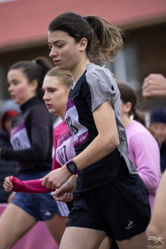 Юная спортсменка из Пскова завоевала две медали на первенстве России по лёгкой атлетике Юная легкоатлетка из Псковской области Елизавета Николаева успешно выступила на первенстве России среди юниорок до 23 лет прошедшем в Волгограде В беге на 2000 метров с барьерами она завоевала бронзовую медаль показав результат 6 минут 39 секунд Также Елизавета заняла второе место в беге на 5000 метров преодолев дистанцию за 17 минут 45 секунд и установив новый личный рекорд лицаПскова