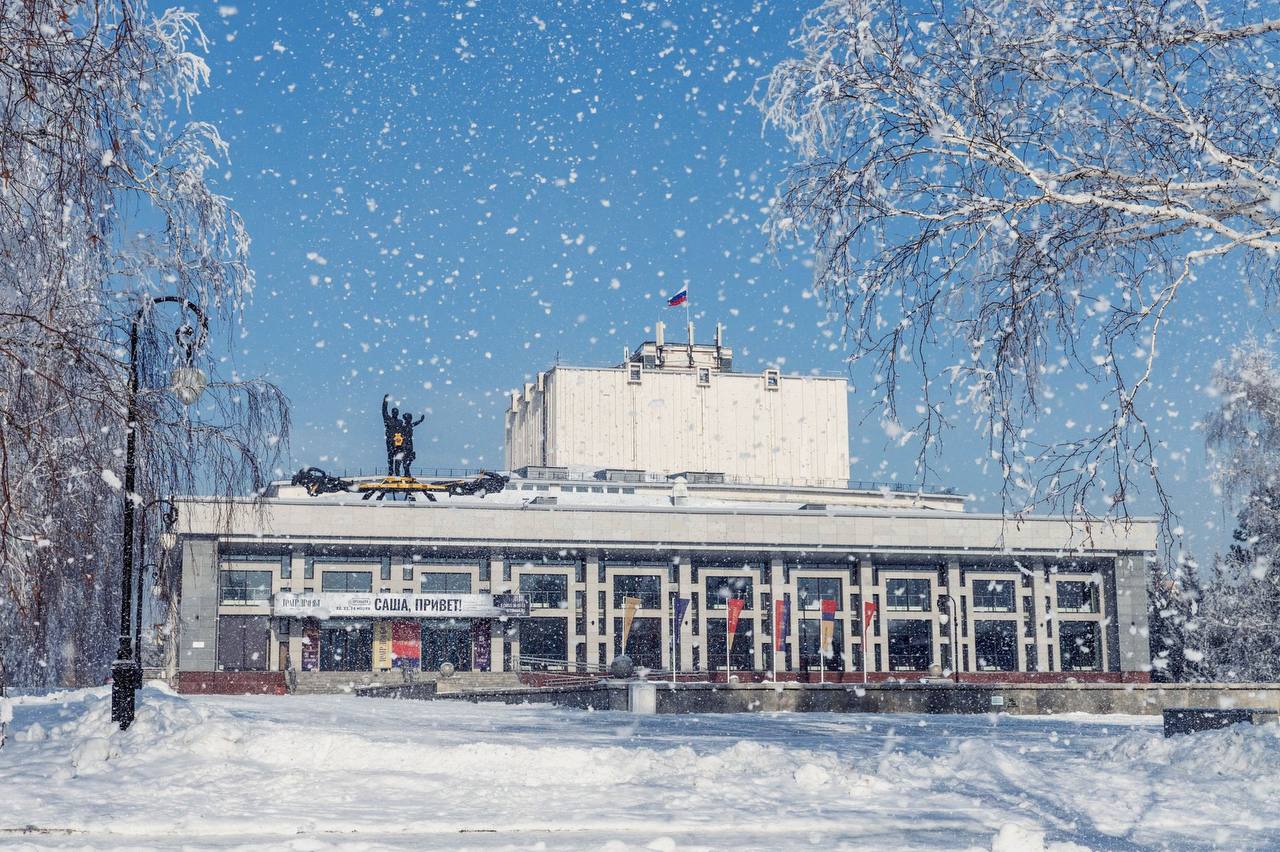 Экспериментальную сцену Алтайского театра драмы модернизируют за 18 млн рублей На эти деньги приобретут современное световое оборудование отметили в Минкультуры региона Новая техника это возможность качественно усилить материально техническую базу творческой площадки Современное световое оборудование расширит художественные возможности постановок и повысит их зрелищность рассказали в театре драмы В 2026 году на развитие краевых учреждений культуры выделят почти 447 миллионов рублей На них откроют три современные библиотеки обновят инструментарий десяти детских школ искусств края начнут строить новую музыкальную школу в Барнауле и многое другое МЫ В МАХ
