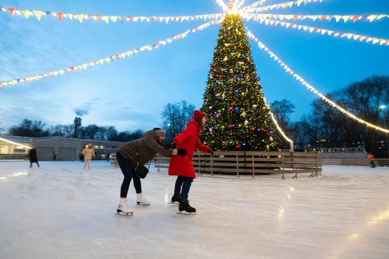 Большой каток на Елагином острове открыли в Петербурге В первый день зимы в Центральном парке культуры и отдыха им С М Кирова на Елагином острове открылся большой каток Ледовый каток будет работать ежедневно с 9 00 до 21 00 В пятницу субботу воскресенье и в нерабочие праздничные дни до 23 00 Кстати сегодня в день его открытия вход на каток бесплатный Юлия Пыхалова Читай нас в MAX Подпишись на Комсомольскую правду СПб