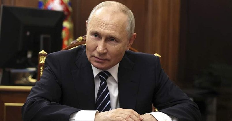 Путин рассказал о подарке от Лукашенко Президент России Владимир Путин поделился, что получил в подарок от президента Беларуси Александра Лукашенко коробку белорусского шоколада и высоко оценил его вкус. «Это подарок Александра Григорьевича как раз. Шоколадки белорусские. Очень вкусно. Могу побаловать вас, если хотите», — сказал Путин журналисту Павлу Зарубину. Этот момент попал в кадр нового документального фильма телеканала «Россия 1» под названием «Россия. Кремль. Путин. 25 лет». Как видно на видео, коробка с шоколадом стоит на кухне президента в его квартире в Московском Кремле. Полная версия фильма выйдет в эфир 4 мая.