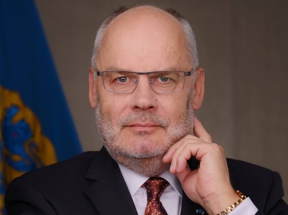 Президент Эстонии повторно отклонил поправки к законам о запрете РПЦ По словам Алара Кариса, внесенных некоторых изменений в текст «Закона о внесении изменений в Закон о церквях и приходах» недостаточно. Он по-прежнему противоречит трем статьям Конституции и непропорционально ограничивает свободу объединений и вероисповедания. «В пояснительной записке к закону прямо сказано, что, помимо урегулирования административных отношений, существует стремление регулировать также учение церкви и религиозные обряды. Для борьбы с деятельностью по оказанию влияния имеются иные эффективные рычаги, поэтому столь обширное вмешательство не требуется, – говорит глава Эстонии. – Кроме того, в законе понятие «угроза» определено настолько широко, что, согласно формулировке закона, достаточно и того, что когда-то, десятки лет назад или даже еще раньше, оправдывалось насилие». Южная служба новостей