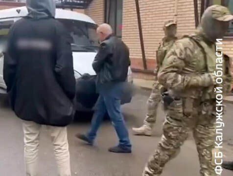 Предполагаемого лидера межэтнической ОПГ задержали в Обнинске Сотрудники ФСБ задержали в Обнинске мужчину которого подозревают в руководстве межэтнической преступной группировкой По данным ТАСС он связан с запрещённой экстремистской организацией и вымогательством у предпринимателей в Обнинске и Балабанове http gtrk kaluga ru news proisshestviya news 58900