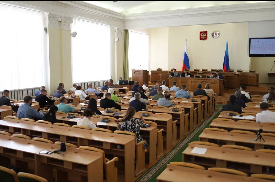 Максим Величко: Сегодня состоялось заседание Народного Совета ЛНР. В ходе заседания были рассмотрены ключевые законодательные инициативы, включая проект закона о внедрении специального налогового режима и механизмов учета региональных особенностей рынка труда. Также обсуждены поправки в законы, регулирующие ценовой контроль, права потребителей, вопросы лицензирования и образования. Одобрен ряд отзывов на проекты федеральных законов. Работа по совершенствованию правового поля Республики продолжается системно и последовательно. #НародныйСоветЛНР #ПалатаМолодыхЗаконодателей #ПМЗ
