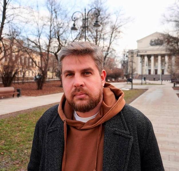 В зоне СВО скончался 36 летний актер Николай Ткаченко знакомый россиянам по ролям в сериалах Универ 10 лет спустя а также СашаТаня После начала украинского конфликта артист принял решение отправиться добровольцем в зону проведения специальной военной операции подписав контракт с вооруженными силами России Он участвовал в боевых действиях в составе одного из подразделений Российской армии В январе 2026 года во время выполнения боевой миссии его жизнь трагически оборвалась Он запомнился зрителям по участию в сериалах таких как СашаТаня Триггер Тест на беременность Универ 10 лет спустя и Афродеревня Его последней работой в кино стала роль в сериале Три плюс три Фото соцсети