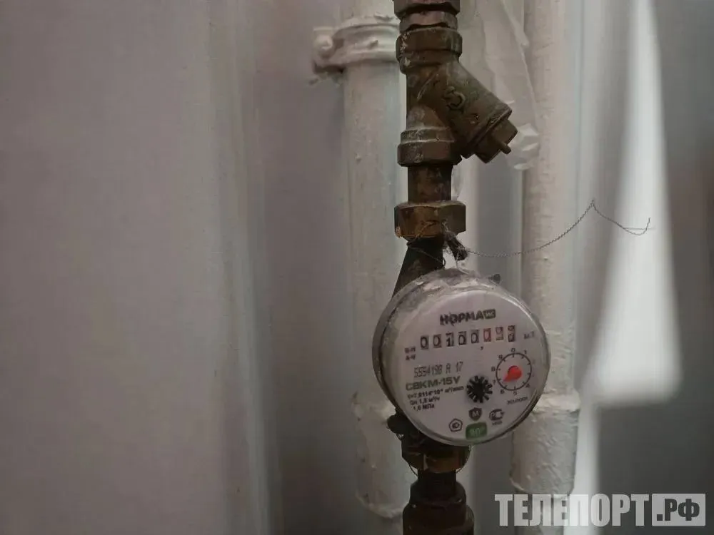 Сроки передачи показаний за воду изменились для россиян В Госдуме рассказали об изменении срока передачи показаний счетчика за воду С 1 апреля во многих регионах России ввели четкие временные интервалы для передачи показаний счетчика за воду с 20 го по 25 е число каждого месяца рассказал РИА Новости депутат Госдумы Дмитрий Свищев Для россиян уточнены сроки и методы передачи показаний за воду В большинстве регионов установлены конкретные временные рамки для отправки данных так называемые окна Обычно это промежуток с 20 го по 25 е число каждого месяца Показания можно передать через портал Госуслуги или через личный кабинет на сайте управляющей компании Депутат отметил что если не успеть отправить данные вовремя то начисления будут произведены по среднемесячному потреблению за последние шесть месяцев Ранее если гражданин не передавал показания ему автоматически выставляли счет по нормативу который мог превышать реальный расход в 2 3 раза Теперь система более лояльна будет рассчитано среднее потребление за последние полгода что ближе к фактическим тратам Однако лучше не забывать передавать данные вовремя чтобы в квитанции всегда была точная сумма
