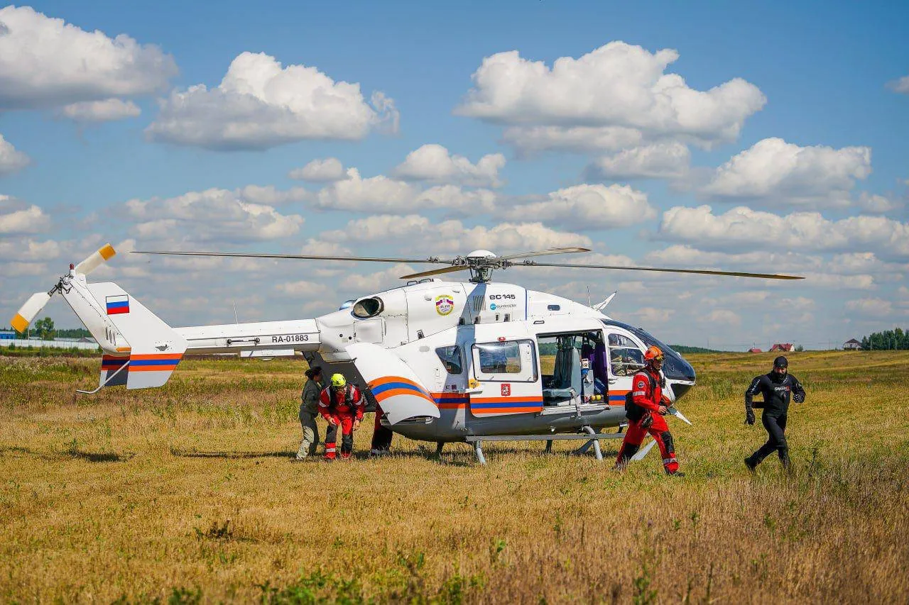 Более 130 человек спасли экипажи Московского авиационного центра за первый квартал 2026 года Как сообщил заместитель Мэра Москвы Петр Бирюков в первом квартале 2025 года специалисты Московского авиационного центра спасли 136 человек В том числе 22 пострадавших и пациентов с сердечно сосудистыми заболеваниями были экстренно доставлены в медицинские учреждения В центре работает более 500 сотрудников пилоты спасатели инженеры и диспетчеры