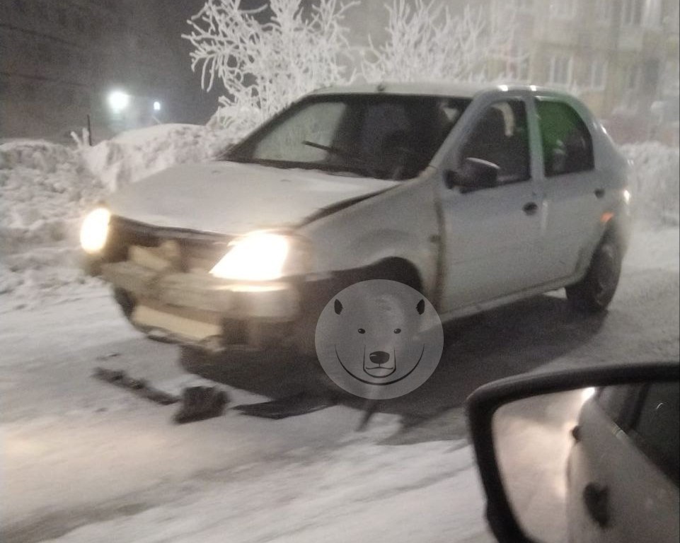 В Норильске водитель Рено сбил на пешеходном переходе 8-летнего мальчика   ‍ В Норильске ребенка сбили на пешеходной зебре. ДТП случилось на Металлургов вечером, 3 марта, сообщает ГИБДД города. 8-летний мальчик переходил дорогу по нерегулируемому пешеходному переходу, а 20-летний водитель Рено Логан не уступил ему дорогу. Известно, что ребенок находится в больнице с различными травмами.    Автоинспекторы в отношении водителя составили ряд административных материалов, в том числе за непредоставление преимущества в движении пешеходу и за наличие технической неисправности,  - рассказали  в полиции.  Если у вас есть интересные новости, пишите нам сюда –