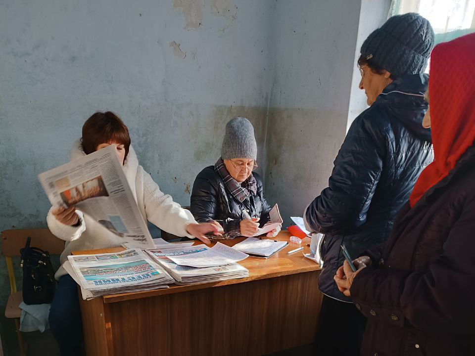 В Великокардашинском сельском поселении прошла выдача гуманитарной помощи местным жителям, нуждающимся в поддержке.  Продуктовые наборы и товары первой необходимости были переданы гражданам льготных категорий — пожилым людям, многодетным семьям и инвалидам.  Оказание помощи это не только возможность проявить свою заботу и внимание тем, кто в них нуждается, но и одна из основных мер поддержки социально-незащищенных категорий граждан нашего округа.  #ГолаяПристаньСегодня        #Голопристанскийокруг          Подписаться во ВКонтакте         Подписаться в Одноклассниках