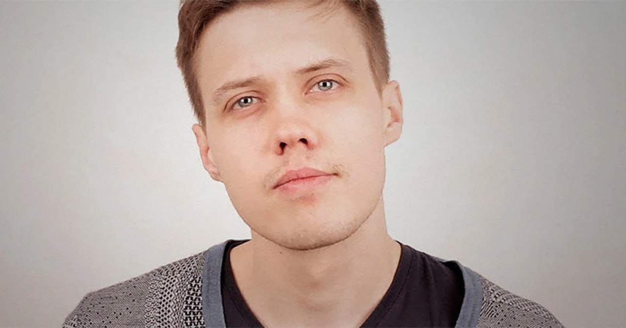 Главреда Важных историй Романа Анина лишили российского гражданства УМВД по Ярославской области лишило главного редактора издания Важные истории Романа Анина российского гражданства Решение принято в рамках дела о распространении заведомо ложной информации о Вооружённых силах РФ сообщили в пресс службе ведомства По данным ТАСС речь идет именно об Анине получившем гражданство России в 2006 году журналист уроженец Молдовы Основанием стало положение закона О гражданстве РФ позволяющее прекращать ранее приобретённое гражданство В марте его уже приговорили к 8 5 годам заочно за фейки про ВС РФ Но символизм добавляет то что вчера Важные истории выпустили расследование про взлом реестра повесток Кремль пока не хочет совсем уж явно косплеить совок лишая гражданство любого диссидента но тренд очевиден так или иначе