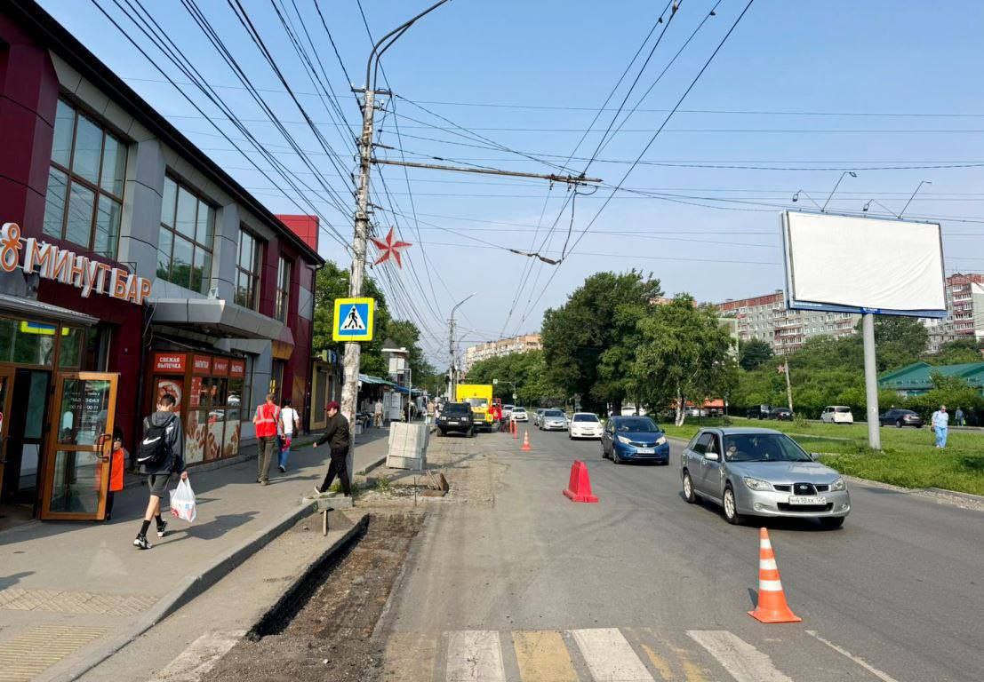 Во Владивостоке начали ремонт на перекрестке Русской и 100-летия Дорожные работы стартовали на одном из оживленных перекрестков города. В реконструкции участвует муниципальная служба «Содержание городских территорий» в качестве субподрядчика. Сейчас рабочие демонтируют старый асфальт у бордюров и подготавливают основание для установки новых бордюрных камней. Ремонт охватывает участок от пересечения с улицей Кирова в сторону проспекта 100-летия Владивостока. Ранее между управлением дорог и генподрядчиком возникли разногласия, но сейчас все вопросы урегулированы, что позволило начать работы.