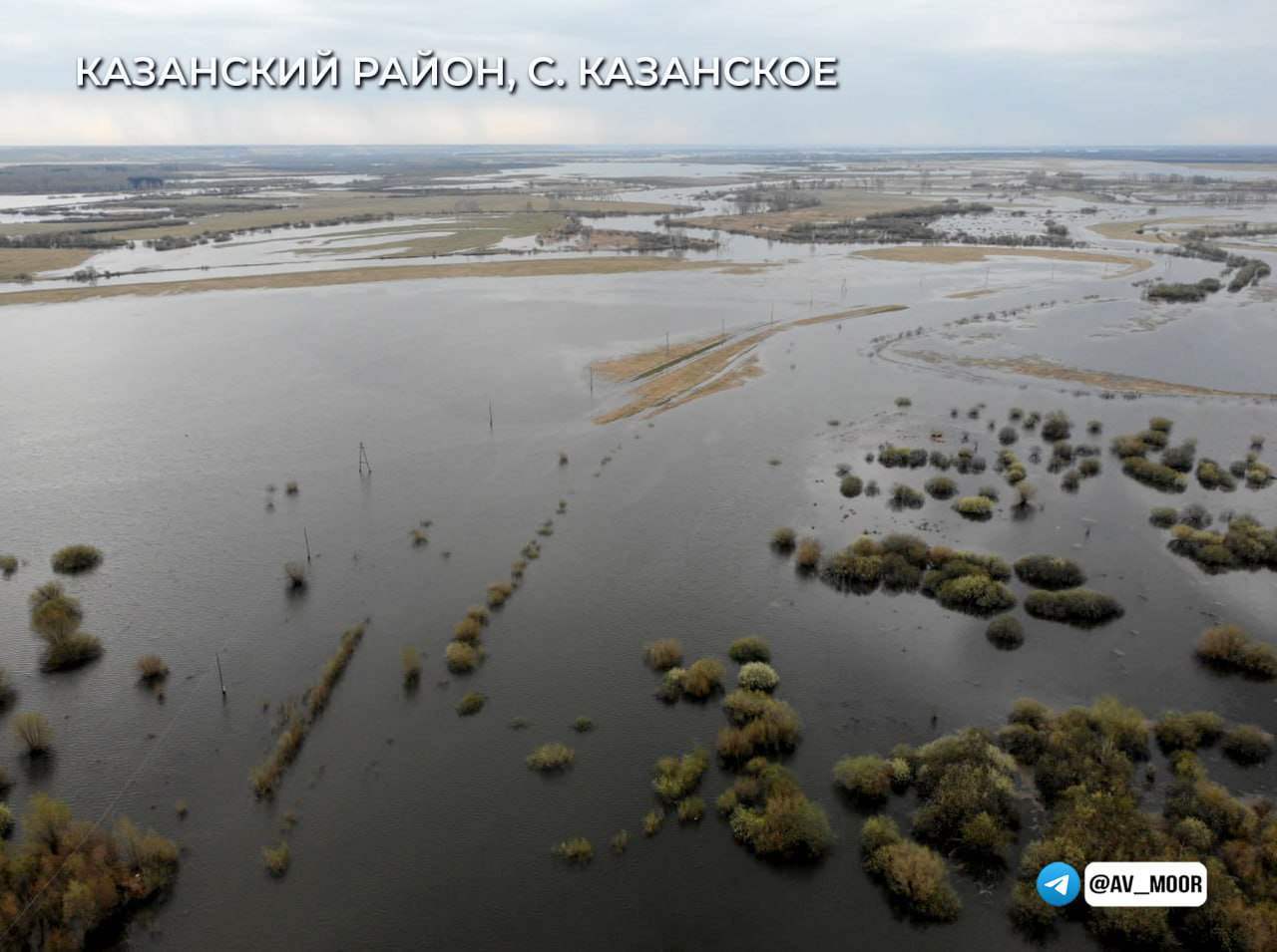 Режим ЧС из-за паводка ввели в пяти сёлах и деревнях Казанского и Абатского районов. Он начнёт действовать с завтрашнего дня.  28 апреля в Казанском районе вводили режим ЧС муниципального уровня. Сейчас — уровень региональный. Жители населённых пунктов, в которых установлен такой режим ЧС, смогут обратиться за единовременной материальной помощью.