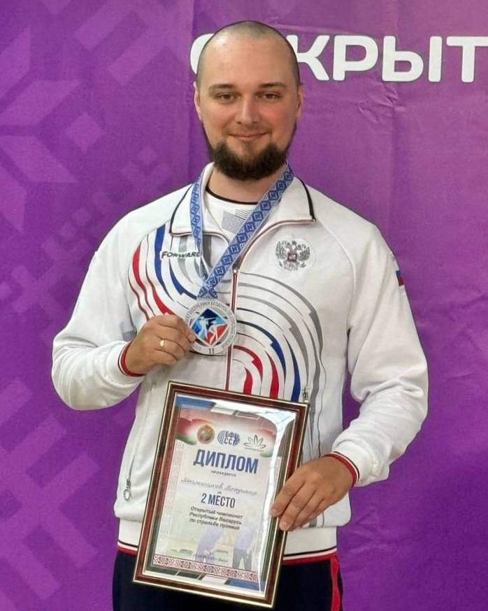 Ямальский стрелок завоевал серебро на чемпионате Беларуси  Владимир Масленников в составе сборной России в олимпийском упражнении ВП-60  стрельба из пневматической винтовки, 60 выстрелов  показал отличный результат и занял второе место.  Пулевик представляет окружную спортшколу олимпийского резерва им. Т.В. Ахатовой и ноябрьский спортивно-стрелковый клуб «Олимп». Тренеры — Алексей Юрков и Наталия Никульшина.  Открытый чемпионат по пулевой стрельбе проходил с 24 по 29 июня в Минске. Соревнования собрали 150 сильнейших спортсменов из России и Республики Беларусь.  Поздравляем    #ЯмалСпорт #ПулеваяСтрельба    Ямал Спорт     Поддержать нас бустом