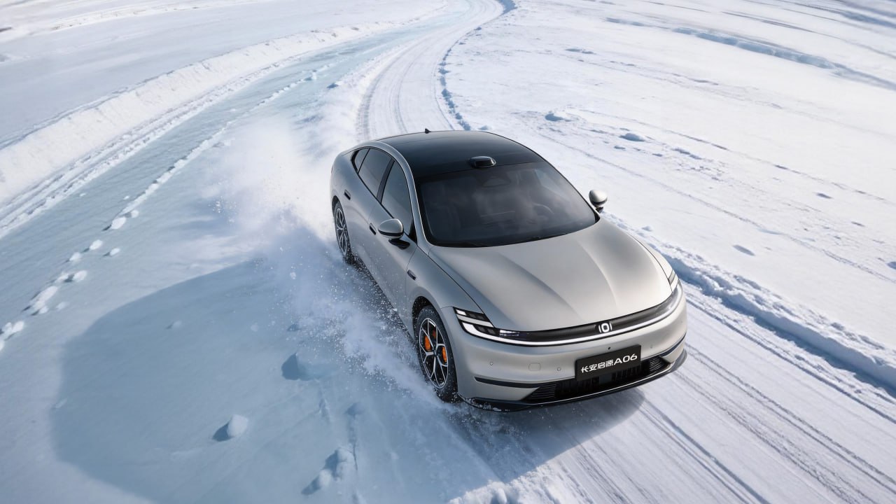 Компания Changan объявила об использовании натриевых тяговых батарей производства CATL на своих легковых автомобилях Натриевые батареи будут применять для электрических и гибридных машин Они предложат плотность энергии 175 Вт ч кг Полного заряда аккумулятора хватит на 400 км электрического запаса хода Главное преимущество натриевой батареи нового поколения возможность стабильной работы при низких температурах до 70 градусов по Цельсию changan chinamashina news catl chinamashina news