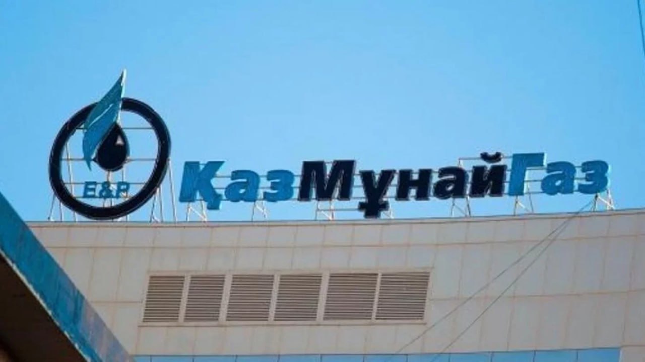 КазМунайГаз заработал почти триллион тенге с начала года Несмотря на падение мировых цен на нефть прибыль национальной компании выросла ей сыграло на руку ослабление тенге по отношению к доллару Согласно отчётности КМГ выручка достигла 7 05 трлн тенге 13 6 млрд долларов Ключевым драйвером роста стала доля в прибыли совместных и ассоциированных компаний Она увеличилась на 37 6 до 560 млрд тенге Особенно выделился Тенгизшевройл На фоне запуска нового завода в январе компания принесла КазМунайГазу 539 млрд тенге дивидендов что почти на 67 больше чем годом ранее Существенный рост показал и КТК Чистая прибыль КМГ за девять месяцев составила 978 млрд тенге прибавив почти 13 Компания объясняет рост среди прочего увеличением выручки от продаж Все цифры подгружать в пост мы не стали детализация по клику И вспомним по случаю расследование Орды В сентябре мы узнали что топ менеджмент нацкомпании тратит баснословные суммы на перелёты бизнес джетами Подробности можно узнать здесь тоже по клику t me orda kz