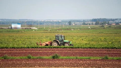 Аграриям Ростовской области продлят сроки по 89 льготным кредитам Уже пролонгировано 34 кредита Губернатор Юрий Слюсарь считает федеральные условия получения такой помощи слишком жёсткими Чтобы получить льготу хозяйство должно оказаться почти банкротом и иметь акт о списании урожая из за ЧС который есть не у всех пострадавших При этом общий объём льготного кредитования для региона в 2025 году вырос в 1 5 раза и составил более 38 млрд рублей Для наиболее пострадавших хозяйств Минсельхоз разрешил продлить кредиты на год Уже согласована пролонгация на 574 млн рублей а всего планируется реструктуризировать кредиты более чем на 1 млрд