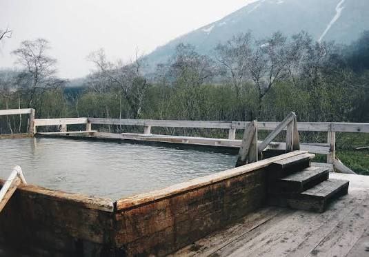 Исчезли на Камчатке Новости соседей На Камчатке в районе Пущинских горячих источников пропала группа туристов пятеро взрослых и трое детей Они отправились на экскурсию но в назначенное время так и не вышли на связь с близкими Родственники обеспокоенные их отсутствием обратились за помощью в службу 112 На поиски пропавших уже выехали сотрудники полиции и МЧС По предварительным данным туристы могли застрять из за обильного снегопада который в это время года не редкость для Мильковского района Температура здесь может опускаться до 20 градусов Пущинские горячие источники популярное место среди туристов Это лечебно оздоровительная зона расположенная в долине реки Правый Кашкан всего в 17 километрах от села Пущино Однако суровые погодные условия Камчатки могут превратить даже короткую прогулку в настоящее испытание Фото соцсети Подписаться на Telegram  Подписаться в MAX