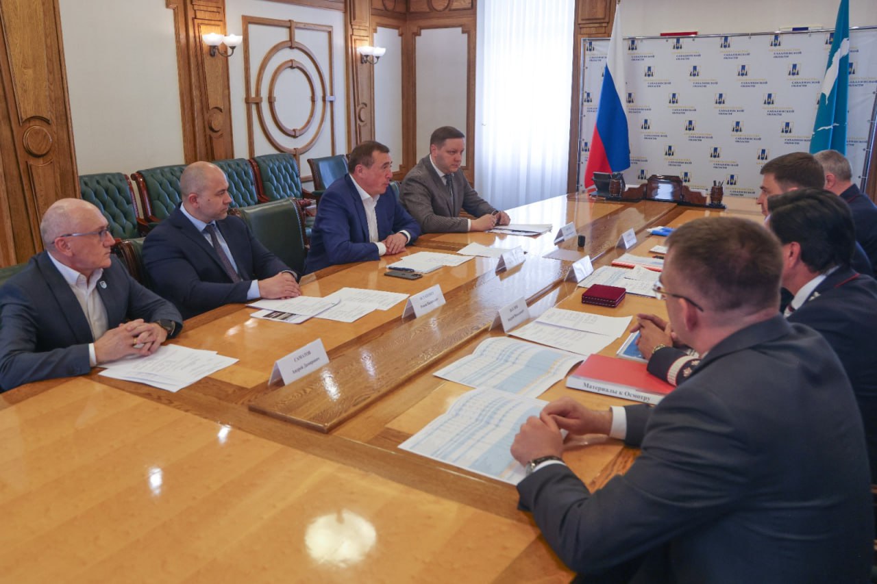 На Сахалине растет пассажиропоток железнодорожного экспресса. Жители области все чаще выбирают в качестве общественного транспорта - железнодорожный. Наибольший прирост трафика по итогам прошлого года отмечен на маршрутах Южно-Сахалинской агломерации - пассажиропоток вырос на 44% по сравнению с 2023 годом. Такие данные были озвучены в ходе встречи губернатора Валерия Лимаренко с руководством Дальневосточной железной дороги - филиала ОАО «РЖД». - Компания «РЖД» подарила Южно-Сахалинску городской экспресс. Железная дорога стала важной частью общественного транспорта, трафик по пассажиропотоку растет. Это важная и нужная работа, которая ведется в интересах наших жителей, чтобы они могли комфортно, быстро и без пробок передвигаться по городу, - подчеркнул Валерий Лимаренко.