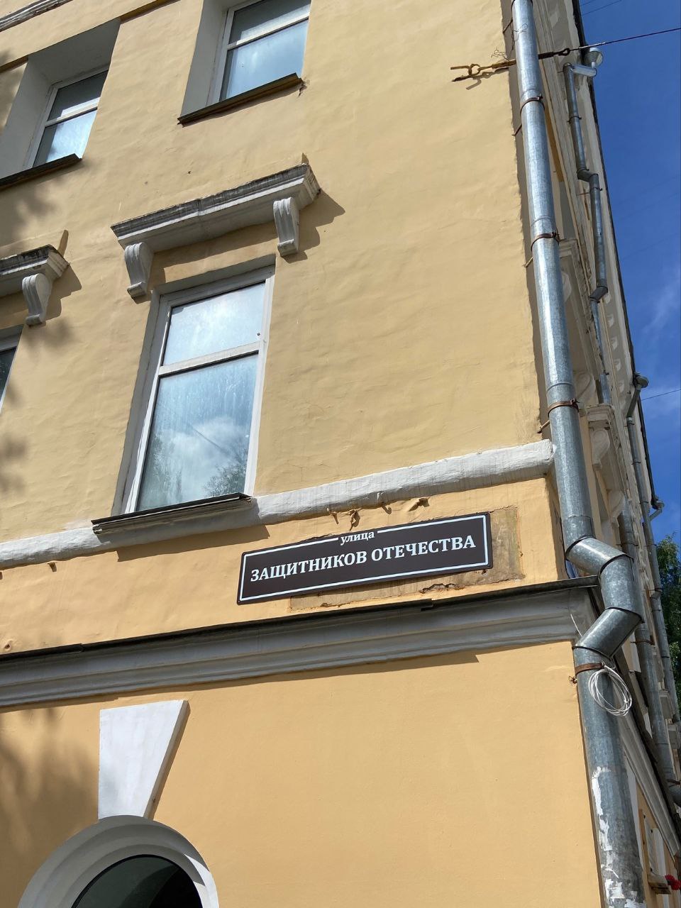 На улицах Кирова начали обновлять таблички с названиями улиц   Подписаться