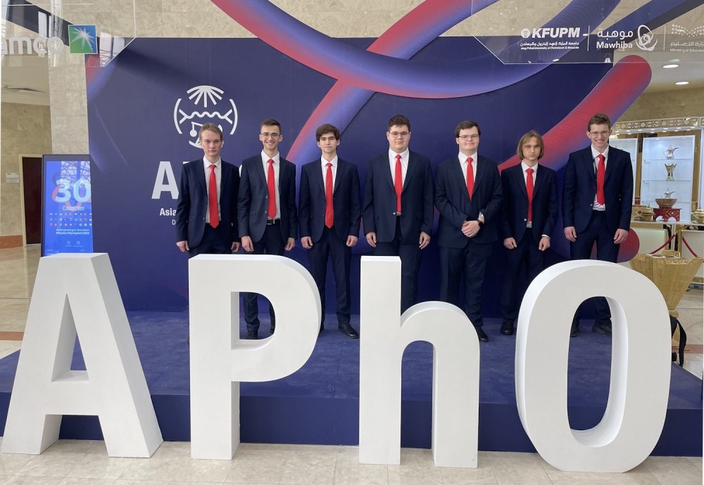 Дмитрий Чернышенко и Сергей Кравцов рассказали об итогах участия российских сборных школьников в международных олимпиадах В 2025 году сборные команды российских школьников успешно выступили на 20 международных предметных олимпиадах как основных так и промежуточных превзойдя прошлогодний результат по количеству медалей