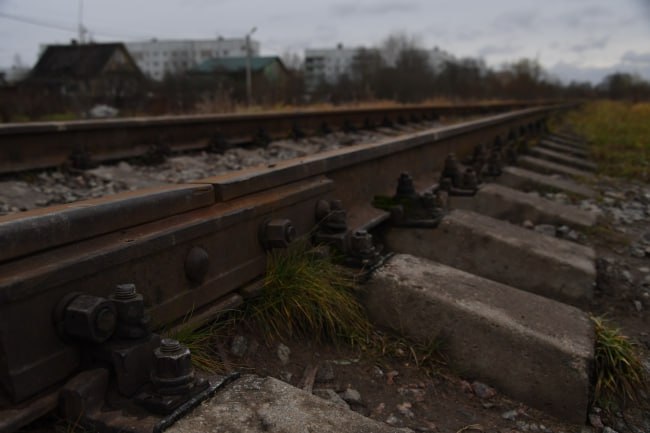 Железные дороги Якутии увеличили пассажиропоток на 8 в 2025 году Глава Якутии Айсен Николаев подвел предварительные итоги работы Акционерной компании Железные дороги Якутии за 2025 год Компания показала уверенный рост увеличив объем пассажирских перевозок более чем на 8 по сравнению с предыдущим периодом и представила планы по дальнейшему развитию инфраструктуры и обновлению подвижного состава По данным компании в 2025 году железнодорожным транспортом в республике будет перевезено 458 тысяч пассажиров что на 8 превышает показатели 2024 года В 2026 году ожидается дальнейший прирост до 464 тысяч человек Глава региона отметил активную социальную политику предприятия в частности поддержку ввода в эксплуатацию Многофункционального молодежного центра Патриот В грузовых перевозках несмотря на снижение погрузки угля из за ограничений пропускной способности Восточного полигона удалось выполнить план на 109 за счет старта перевозок железной руды и масштабирования контейнерных отправок Если в 2024 году со своего терминала в Подмосковье было отправлено 30 контейнерных поездов то в 2025 м уже 69 Особое внимание уделяется инвестициям В 2025 году их объем составил 1 7 миллиарда рублей что на 37 2 больше чем в прошлом году А в 2026 году планируется настоящий прорыв инвестиции вырастут в 2 6 раза до 4 4 миллиарда рублей Средства пойдут на ключевые инфраструктурные проекты реконструкцию линии Сковородино Рейново с пунктом пропуска Джалинда Мохэ расширение станции Чульбасс приобретение новых локомотивов и пассажирских вагонов развитие депо в Алдане и ремонтного пункта в Нижнем Бестяхе Айсен Николаев подчеркнул что эти проекты полностью соответствуют задачам его стратегического указа по развитию транспортной системы республики и пользуются полной поддержкой региональных властей Фото Макеев Иван