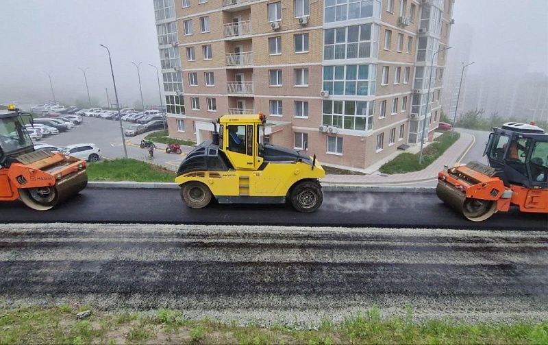 Во Владивостоке продолжается строительство новой дороги на улице Архангельской в микрорайоне Патрокл. Подрядчик приступил к укладке верхнего слоя асфальта, обустройству тротуаров и монтажу освещения. По информации городской администрации, все работы планируется завершить до конца месяца. Строительство ведется в рамках мастер-плана развития Владивостока. В прошлом году в микрорайоне уже появились новые дороги на улицах Сочинской, Новороссийской и Североморской. В этом году также благоустраивают перекрёсток Новороссийская – Басаргина по нацпроекту «Инфраструктура для жизни».