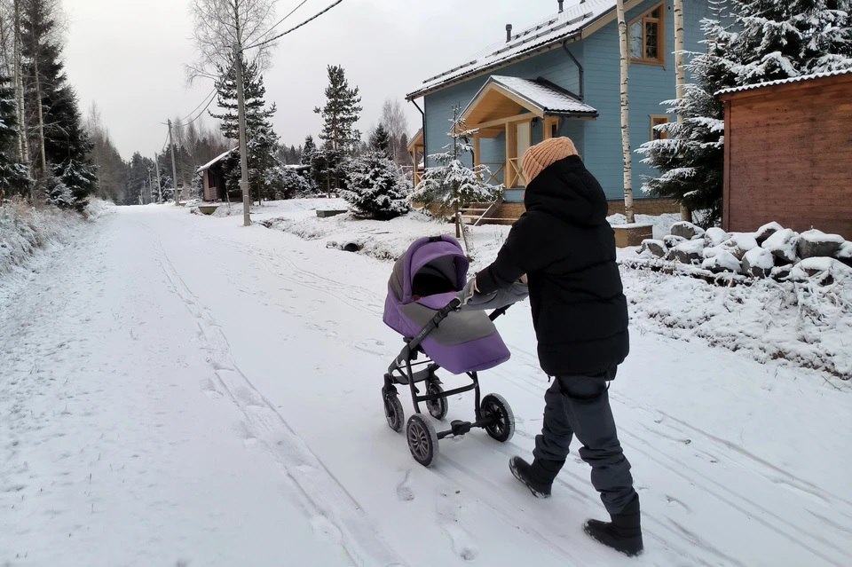 В России выпустят методические рекомендации по воспитанию детей Министерство просвещения России подготовит методические рекомендации для родителей дошкольников по вопросам воспитания детей Об этом сообщил глава ведомства Сергей Кравцов Семья и детский сад партнеры Для развития взаимодействия мы готовим просветительские материалы которые помогут родителям лучше понимать возрастные особенности детей и то как их учитывать в семейном воспитании уточнил министр Кравцов добавил что министерство планирует создать единый цифровой ресурс для воспитателей и родителей где будут собраны полезные материалы Подписаться на truekpru Читать нас в MAX