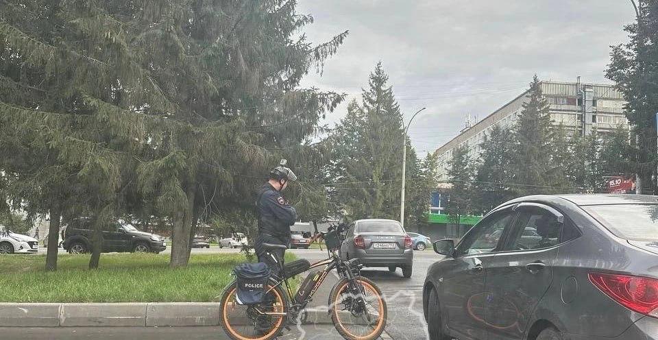 В Кемерово автослесарь купил полицейскую форму и ловил самокатчиков 37 летний мужчина катался на велосипеде с мигалками изображая регулировщика и останавливая нарушителей Полиция вычислила его по фото в сети изъяла форму и составила протокол за незаконное ношение штраф до 1 5 тыс В Росгвардии похвалили инициативность и даже предложили ему поступить к ним на службу но уже официально Герой без плаща формы