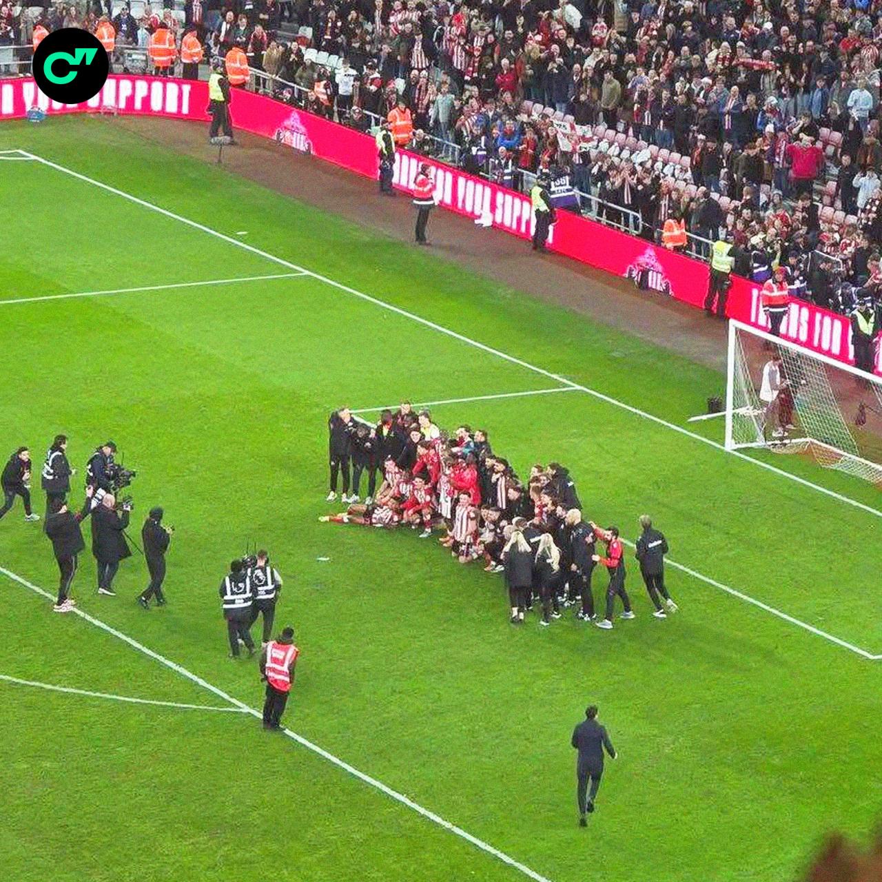 Сандерленд потроллил Ньюкасл и сделал командное фото с фанатской трибуной после триумфа в дерби Такое же фото соперники делали два года назад после победы в Кубке Англии на этом стадионе Смотрите статистику матча в приложении ГОЛ
