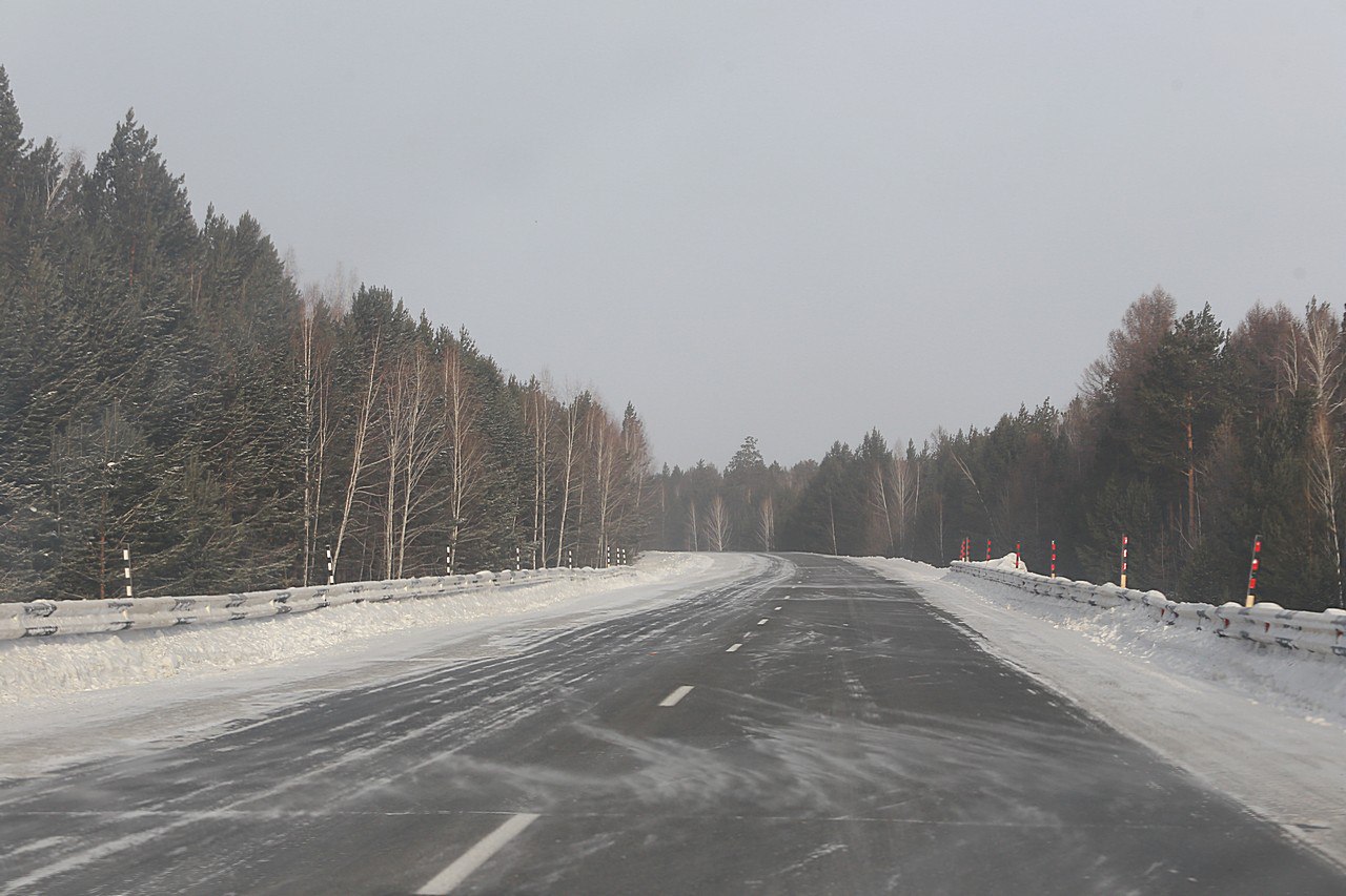 На загородных трассах Красноярского края участились случаи дорожно-транспортных происшествий со смертельным исходом    Особенно пугает статистика смертности в ДТП по причине нарушения правил обгона и выезда на «встречку». С начала 2024 года произошло 153 таких аварий, в результате которых 77 человек погибли, 287 получили травмы, – добавили в ведомстве.  Полицейские напоминают водителям о необходимости соблюдения правил обгона и маневрирования.