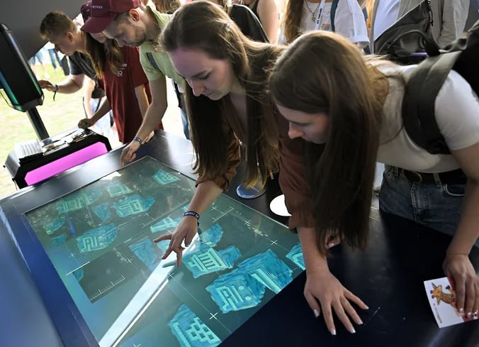 За десять месяцев 2025 года количество вакансий для специалистов с навыками написания задач для нейросетей выросло более чем на 50 Средняя зарплата сотрудников оценивается в почти 140 тыс руб По мнению участников рынка спрос на такие кадры разгоняется желанием бизнеса снижать издержки и улучшать качество обслуживания jkinvest news jkinvest