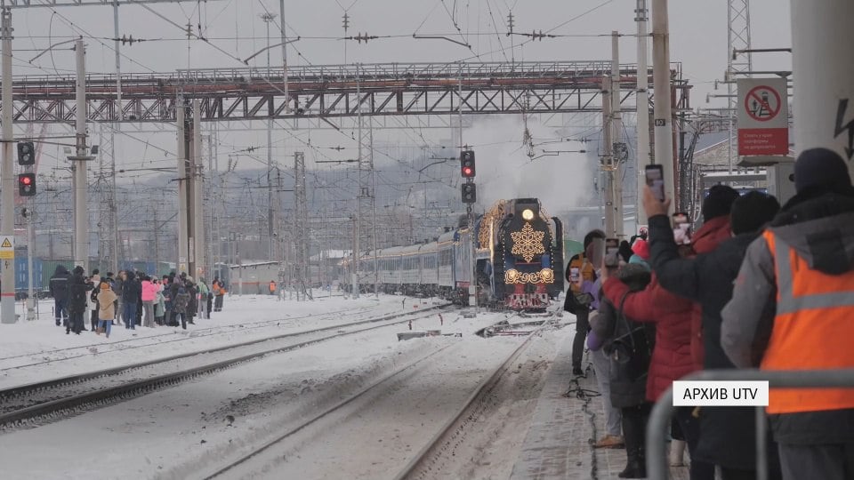 В РЖД предложили посмотреть бесплатную программу тем, кто не успел купить билеты  на «поезд Деда Мороза» в Уфе  Как объяснили UTV в пресс-службе РЖД,  количество билетов было ограничено, но спрос на них был очень большой. Новогодний экспресс прибудет в Уфу 25 декабря и будет работать с 11:00 до 16:15.   «В связи с повышенным спросом все билеты на новогодние квесты и кукольные спектакли были раскуплены в течение короткого времени. Следите за обновлениями на сайте, возможно,   кто-то оформит возврат», — прокомментировала UTV пресс-секретарь башкирского филиала Куйбышевской железной дороги Лилия Хабибова.  Она также предложила всем желающим принять участие в бесплатной праздничной программе с участием аниматоров и артистов. Кроме того, все те, кто не успел купить билеты, могут посетить вагон-ресторан и приобрести сувенирную продукцию.