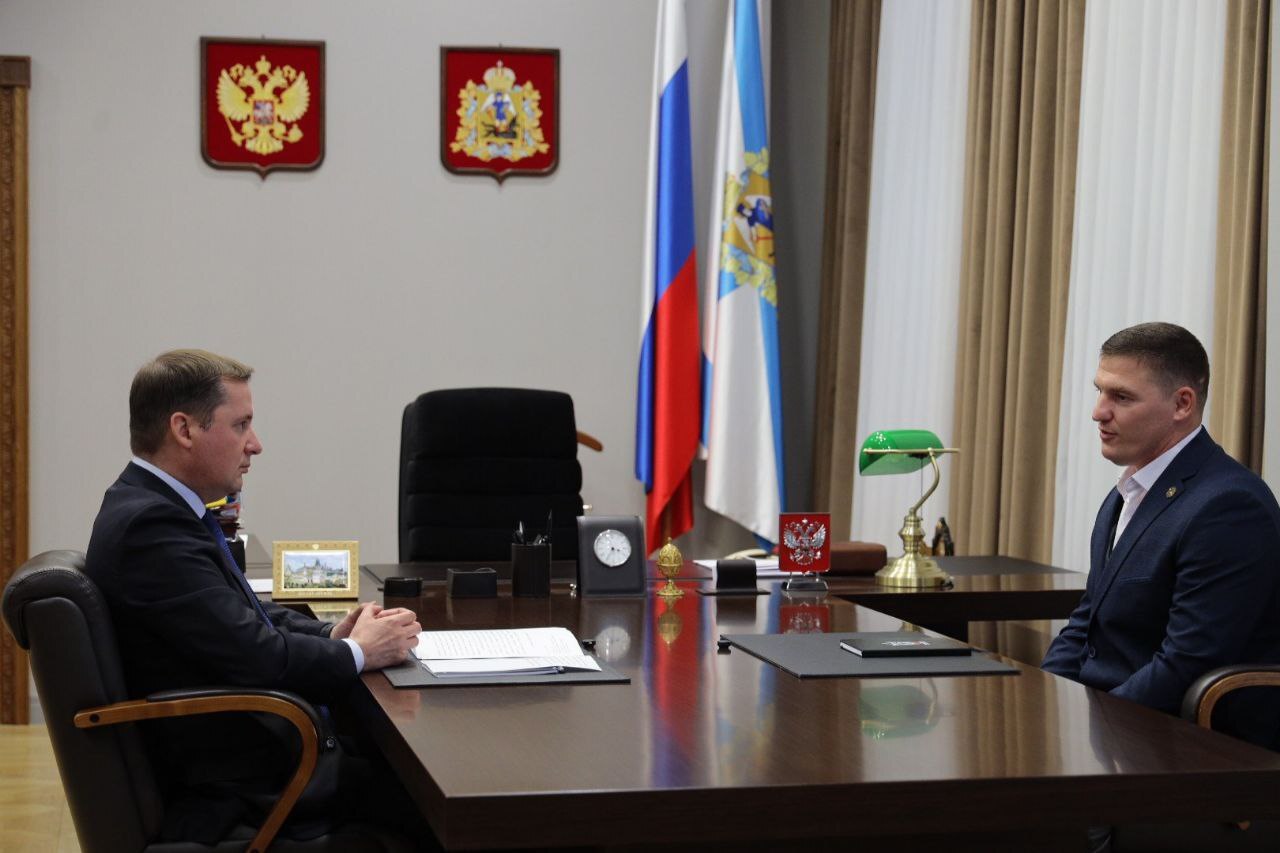 Александр Цыбульский стал наставником для участника СВО в рамках программы «Защитники. Под крылом Архангела» «Для меня это серьёзная ответственность. Как губернатору, мне важно, чтобы люди, которые приходят в систему государственной власти, понимали не только структуру, но и суть нашей работы, она заключается а том числе в умении слушать и слышать, принимать решения – иногда смелые и непростые. Рассчитываю, что будем трудиться с пользой друг для друга и, конечно, для страны», —написал в своих соцсетях глава региона: В ходе встречи губернатор и участник программы «Защитники. Под крылом Архангела» договорились о неформальном взаимодействии. Если в ходе общения появятся конкретные идеи и предложения, то обязательно постараются воплотить их в жизнь.
