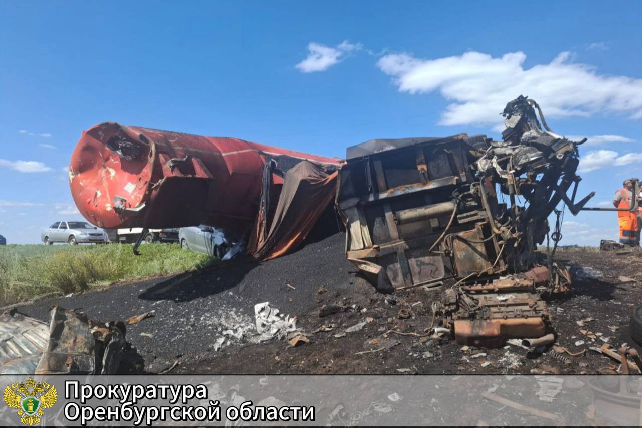 ‼ Прокуратура начала проверку по факту смертельного ДТП под Сорочинском #Про_Происшествия Глава ведомства Руслан Медведев поручил местному прокурору выяснить все обстоятельства аварии, произошедшей сегодня на трассе М-5 «Урал», рассказали в пресс-службе областной прокуратуры. Напомним, что сегодня на федеральной трассе неподалеку от Сорочинска столкнулись два грузовых и один легковой автомобили. В результате происшествия водители грузовиков погибли на месте. «Межрайонной прокуратуре с привлечением специалистов предстоит установить причины и обстоятельства аварии. На контроль взят ход организованной по данному факту доследственной проверки», – сообщили в надзорном ведомстве. Фото: Прокуратура Оренбуржья