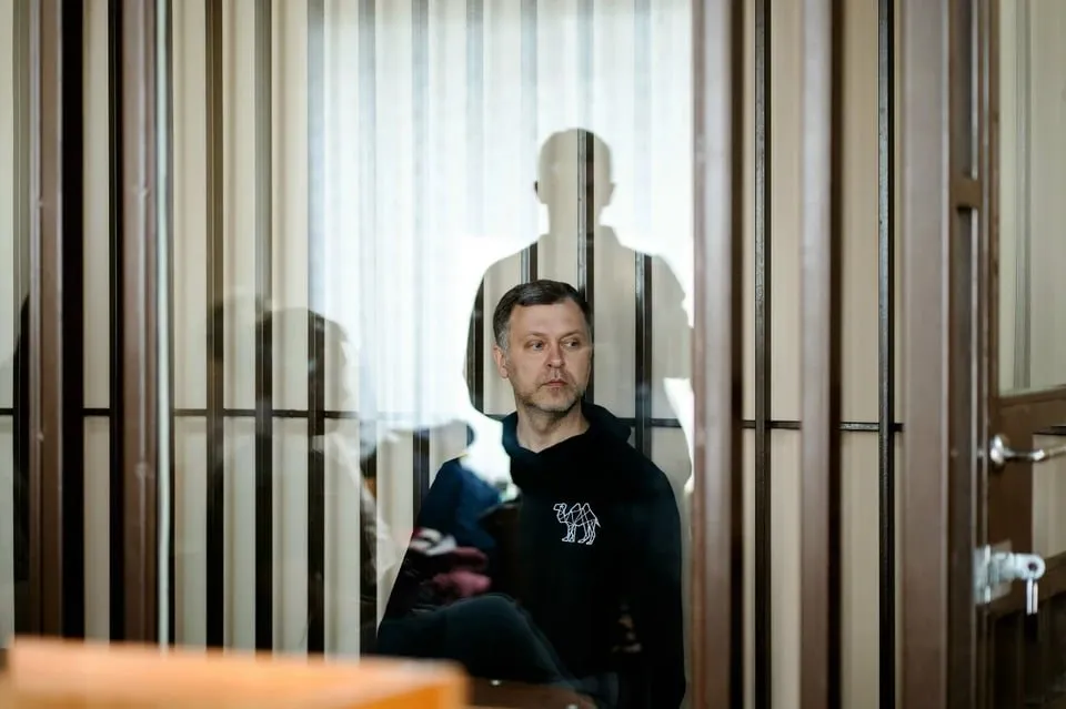 Бывший вице мэр Челябинска Астахов не смог выйти из СИЗО Областной суд отказался выпускать из под стражи бывшего замглавы Челябинска по городскому хозяйству Александра Астахова Адвокат экс сотрудника мэрии просил смягчить меру пресечения своему подзащитному но не преуспел Напомним Александра Астахова в конце марта задержали сотрудники ФСБ Его подозревают в злоупотреблении должностными полномочиями По версии следствия вице мэр причастен к заключению договоров по завышенной стоимости Из за этого бюджет потерял 183 млн рублей   Подписаться на chelkp Мы в MAX