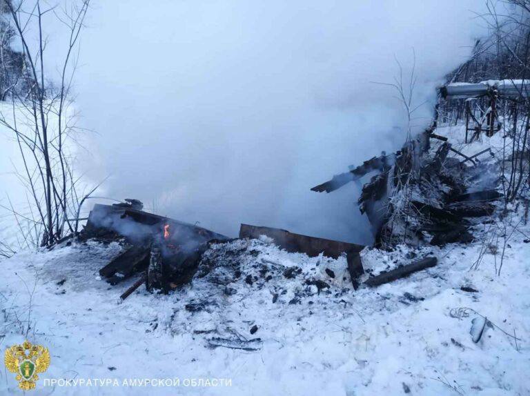 #Ой  Амурский посёлок остался без воды из-за пожара на водозаборе   На водозаборе в посёлке Огоджа Селемджинского района произошёл пожар.  Как сообщили в прокуратуре Амурской области, в результате возгорания водоснабжение отключили в 69 домах, школе, детском саду и фельдшерско-акушерском пункте.  Всего без воды остались 189 человек.  Сейчас специалисты выясняют причины и обстоятельства произошедшего. Прокуратура также оценивает соблюдение противопожарных требований на водозаборе и проверяет, как исполнялось жилищное законодательство.  — При наличии оснований будут приняты меры прокурорского реагирования. Устранение последствий аварии находится на контроле в прокуратуре района, – сообщили в надзорном ведомстве.