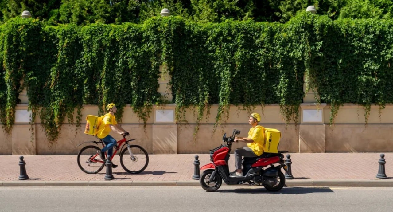 В Батуми запустился сервис доставки еды от Yandex Go. Теперь пользователи могут заказывать еду и продукты в столице Аджарии через их приложение и получать ее домой или в офис в среднем за 30 минут. К сервису уже присоединились как международные сети, так и местные заведения. Среди партнеров — Wendy’s, Dunkin Donuts, Subway, Pizza Hut, Aromi Italiani, а также ритейлеры Meama и One Price. «Yandex Go» сообщает, что список партнеров будет постепенно расширяться. Пользователи могут оформить заказ в разделе еды в приложении «Yandex Go»: скачать и установить можно тут: iOs / Android . Компания постепенно расширяет географию доставки еды по Грузии и планирует запустить сервис в других городах. Сайт / Телеграм / Инстаграм / YouTube